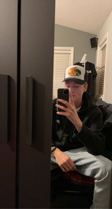 1 pic. RT and I’ll give my snap to anyone I find cute ??‍♂️ https://t.co/BWgg34Vo5B