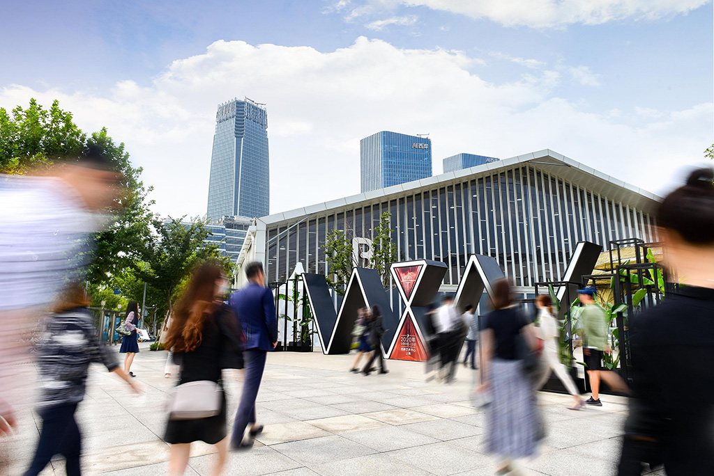 DAMAN_Magazine's tweet photo. Watches & Wonders Geneva opened its virtual doors and unveiled a host of exciting surprises for the future of watchmaking. https://t.co/glB8vA4ulP
_
Image: 1. #WatchesWonders Shanghai, 2. @Piaget's booth at the watch fair
_
#WatchFair
#DAMANCaliber
#watches https://t.co/TLmeKWxcoT