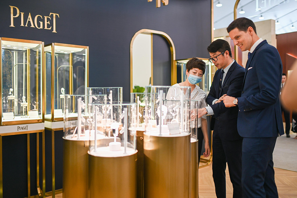 DAMAN_Magazine's tweet photo. Watches & Wonders Geneva opened its virtual doors and unveiled a host of exciting surprises for the future of watchmaking. https://t.co/glB8vA4ulP
_
Image: 1. #WatchesWonders Shanghai, 2. @Piaget's booth at the watch fair
_
#WatchFair
#DAMANCaliber
#watches https://t.co/TLmeKWxcoT