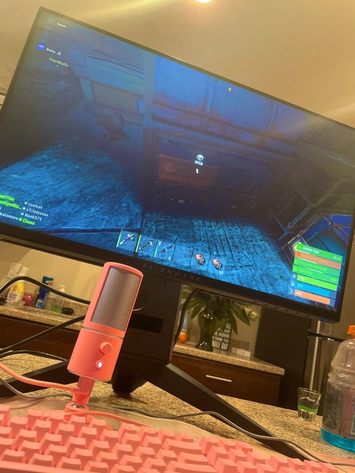 finally finished building my pc omg 🥵 https://t.co/ZTQUJXxjBa