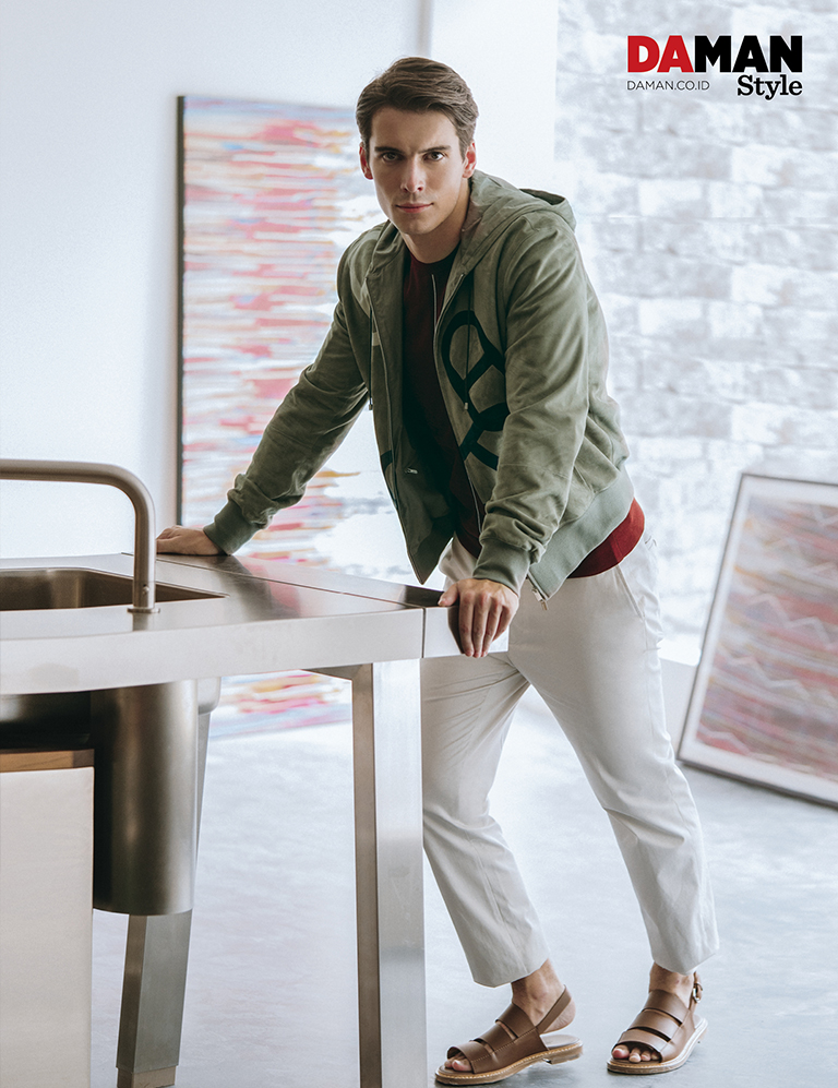 DAMAN_Magazine's tweet photo. As British model #HarryRowley celebrating his birthday today, we look back to one of our #style shoots in 2018 where he was donned in @Hermes_Paris. Revisit the feature on https://t.co/8TFSVwwQoG. https://t.co/ajPzaVy2xf
_
#models
#malemodel
#harryrowley https://t.co/ruBaKH9D13