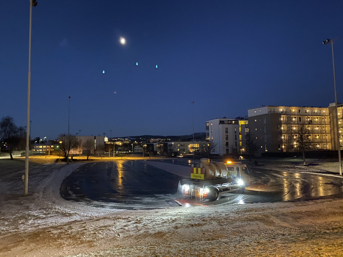 Heia @Trondheim bydrift som er oppe i otta for å islegge baner. Til glede for store og små iskrigere i nabolaget. Takk!