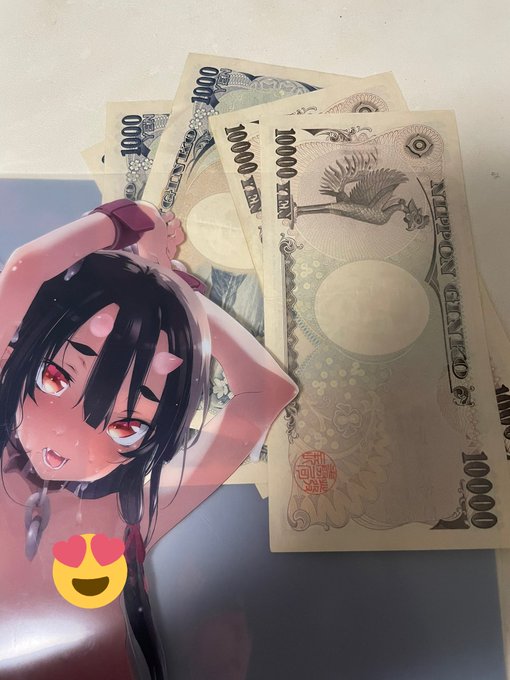 うおっエッチなクリアファイルからなんのつもりだったのか全く覚えてない現金が出てきた!!!!うれしー!!!!! 