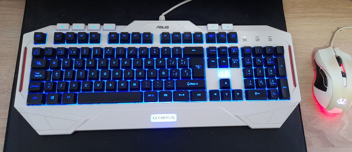 Javier__Lopez_'s tweet photo. @TortillaSquad hace unos días subiste un video preguntando, si alguien se compraria un teclado blanco... aquí el mío.  De @ASUS #cerverus precioso. Ojalá un diseño así mecánico. https://t.co/37ay3KvPBv