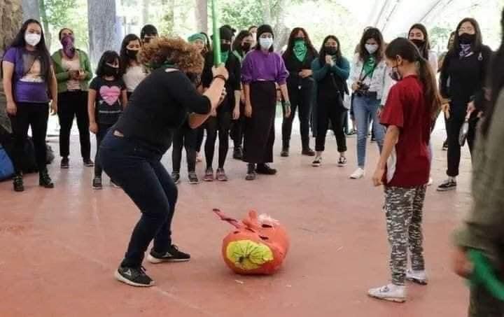 Buenos Aires
Feministas hicieron una piñata en forma de feto humano, para poder golpearlo con un palo.
Aquí hablamos de qué?
de locura? De maldad? Ambos?
#FeministasLOCAS