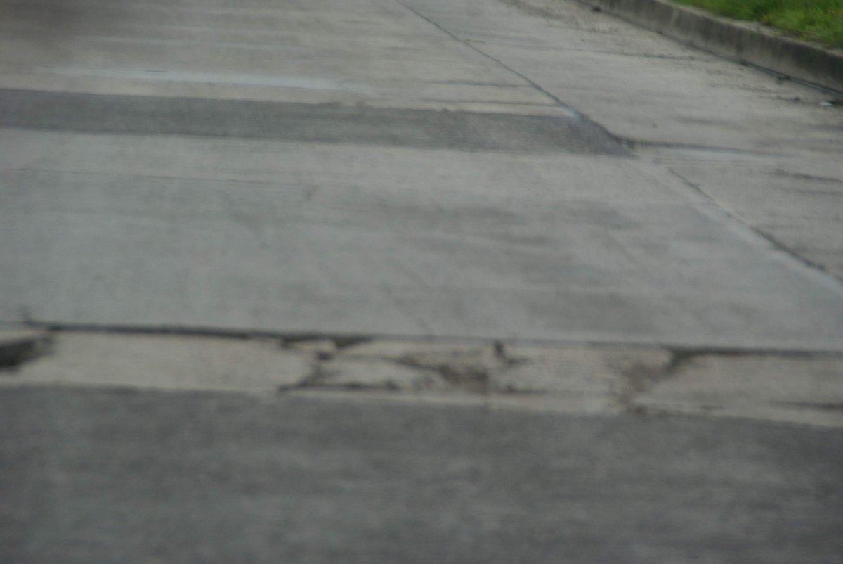 Rodrigoperiodis's tweet photo. Así está la vía Girón-Pasaje en el tramo Léntag-Portete. A la carretera no se le da mantenimiento y se convierte en un peligro para quienes utilizan esta arteria vial. 
Fotos Mauricio Carrasco
Llamado al @tomebamba @marlevintimilla @WRadioec @jpachecoe @jorgepiedrac https://t.co/QldxyLkujr