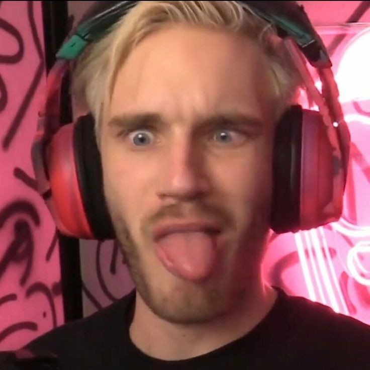 Pewdiepie as colors a thread: