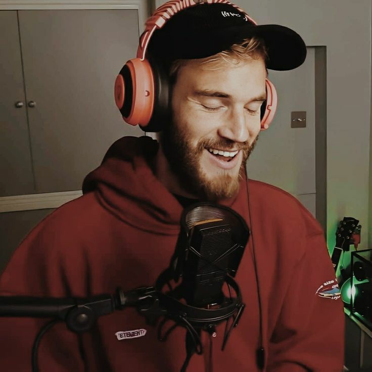 Pewdiepie as colors a thread: