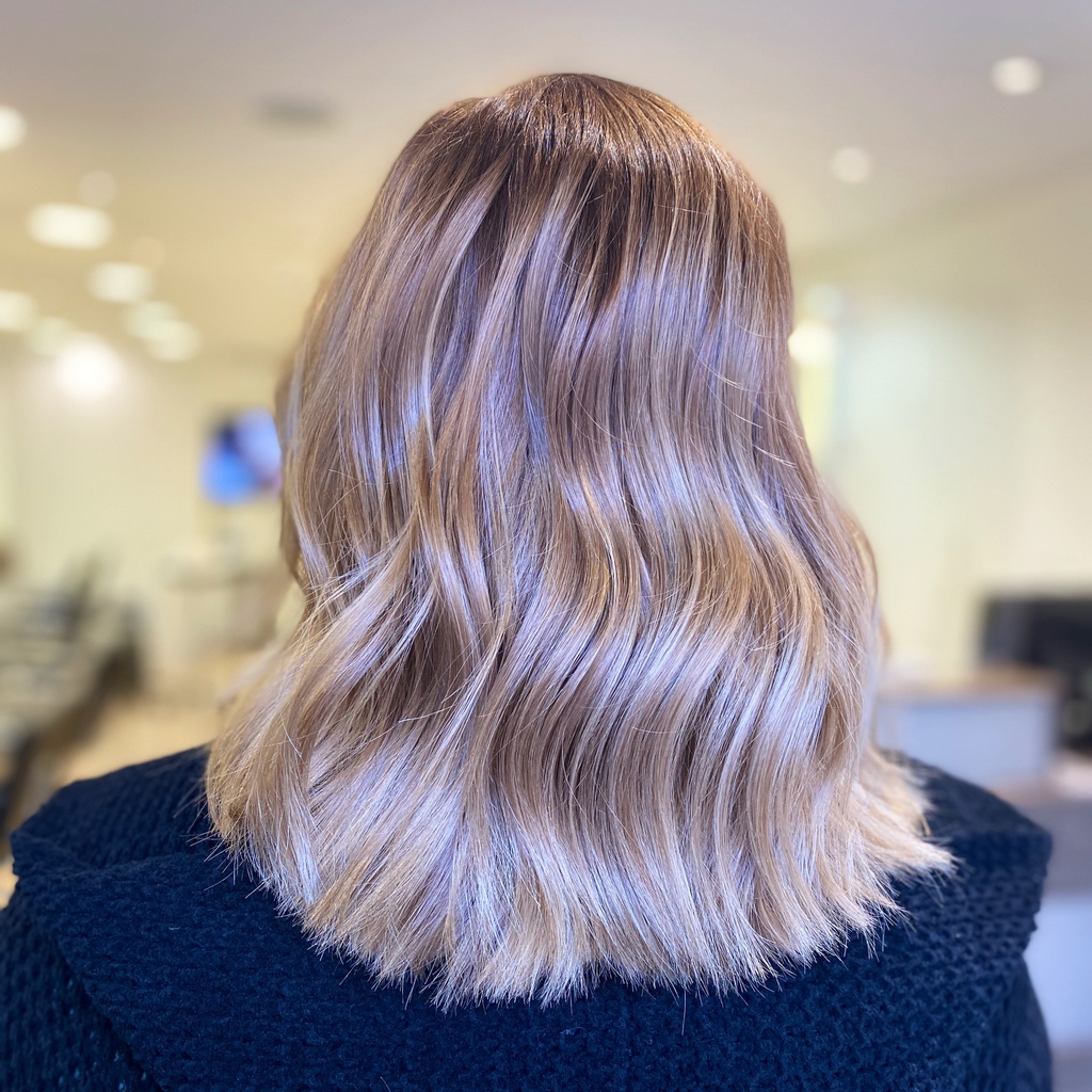 @eleanorbell_hair's client normal goes for a platinum balayage but this time decided to tone things down a little more for winter and we love it 😍❤️

#schwarzkopfprofessional #apassionforhair #hairoftheday #hairinspo #hairstylist #janetmaitlandhairexcellence