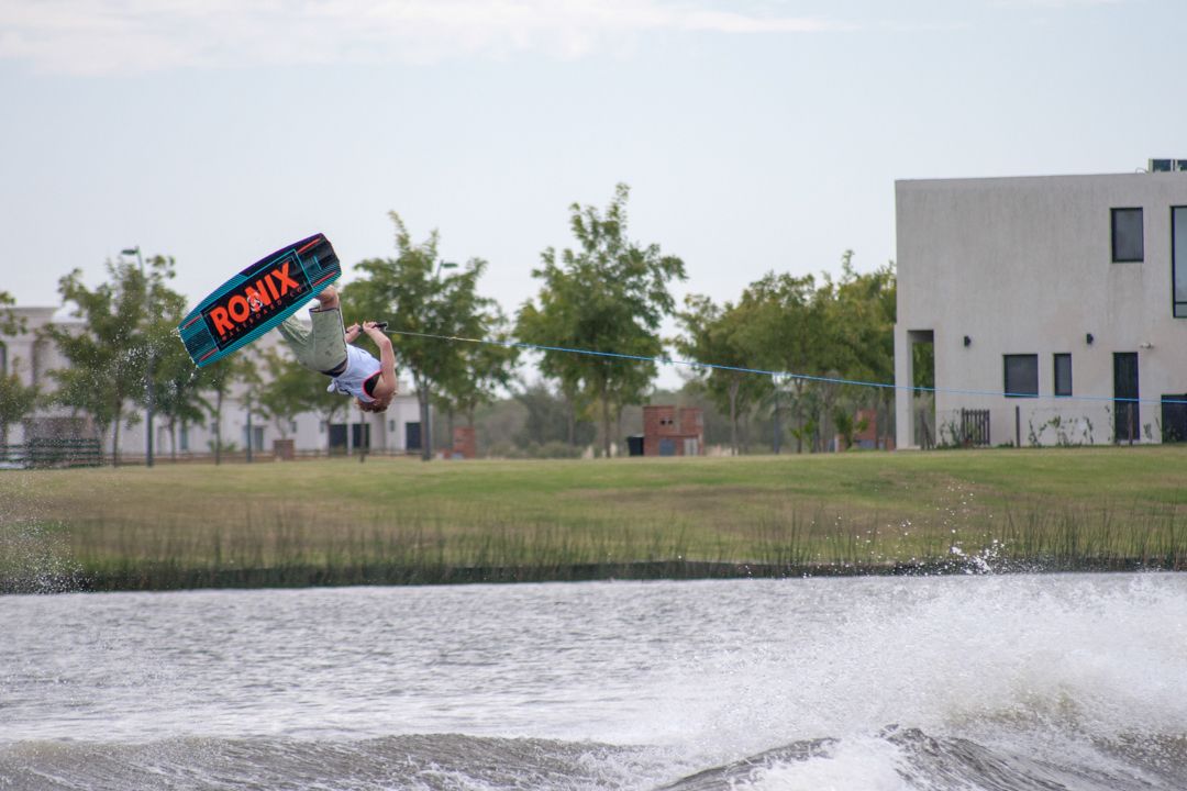 Dan Nott <a href="/DanNottWake/">dan nott</a> at the 2018 World Championships in Puertos, Buenos Aires, Argentina
Dan is sponsored by <a href="/RonixWakeboards/">Ronix-Wakeboards.com</a> #ronix  @watersportsworlduk  #watersportsworld @quayswakeandski #quayswakeandski #mastercraft @mastercraftboatsu #greenparrot
📷 Mark Osmond
@bwsw_hq