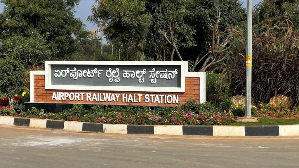 Take a 🚅 to Board a ✈️: Making connectivity to Kempegowda International Airport seamless, Railways begins operations at Bengaluru Airport Halt Station.

This will bring tremendous relief to air passengers &amp; airport employees by enabling convenient, swift &amp; cost-effective travel.