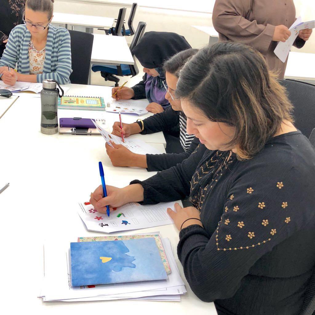 البرنامج قسِّم إلى 4 مستويات، يتضمن المستوى الأول طرق السلام والرد، ومدخل إلى اللغة العربية "تعرف الحروف في أول الكلام ووسطه وآخره، وتعلم الأرقام العربية، وكيفية كتابتها بالعربية ونطقها، وتعرُّف الحركات القصيرة والطويلة وأثرها في الكلمة.