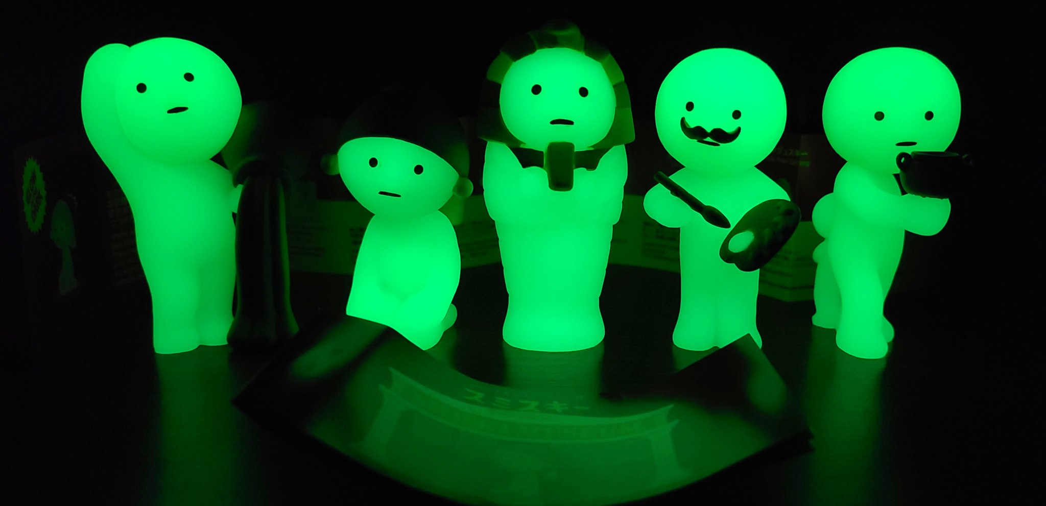 【激レア】スミスキー　ミュージアム　シークレット　SMISKI MUSEUM Amazon.com: Smiski Dreams Glow in The Dark Figure, Museum