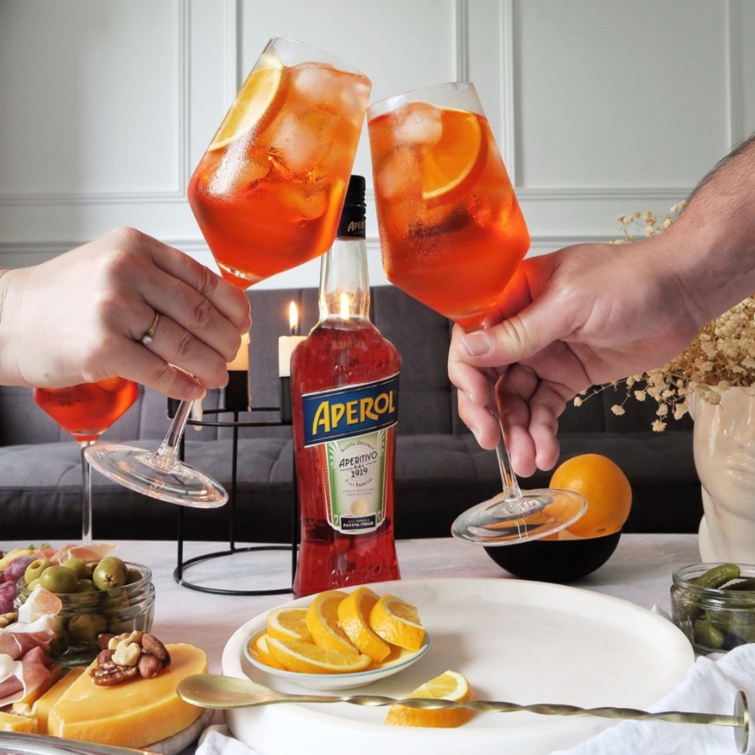Aperol アペロール 新年のスタートは おしゃれに楽しく アペロールスプリッツ で乾杯しましょう アペロール Aperol Spritz アぺタイム カクテル リキュール お酒 おうち時間 おうちカクテル イタリアン リフレッシュ 可愛い オレンジ