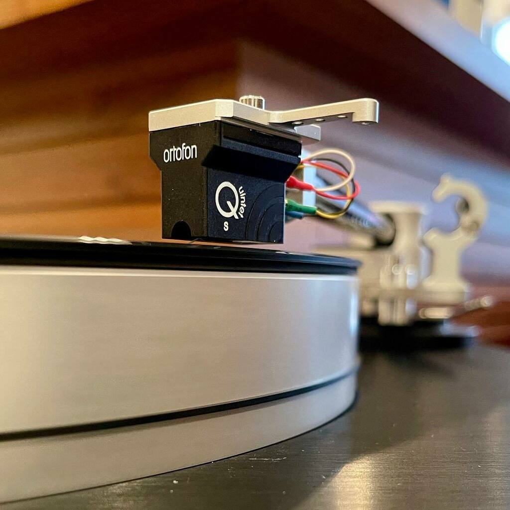 AudioVenue's tweet photo. Some analogue to start the week, courtesy of Mark Levinson & Ortofon. #luxuryhifi #instahifi #marklevinson #analogue #audiophiles #stereophile #ealing #ortofon #dailyhifi #vinyl #hifiberkshire #luxuryhifi #westlondon #ortofonquintet #quintetblack #bo… https://t.co/jCcoe1icoB https://t.co/vQphnX95VJ