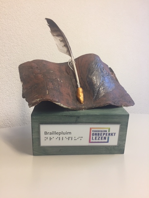 Op #wereldbrailledag kennen wij de braillepluim 2021 toe aan @Staatsbosbeheer voor een speciaal ontwikkelde wandelroute voor blinden en slechtzienden, waar met teksten en kaarten in #braille de beleving van de natuur een plus krijgt. onbeperktlezen.nl/nieuws/staatsb…