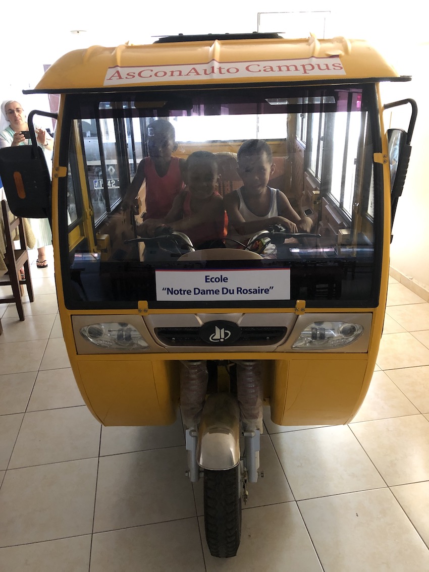 VikyBorgomeo's tweet photo. Un viaggio lungo. Simbolo di una solidarietà che niente ferma, quello del Tuk-Tuk arrivato in piena notte a Bealanana sede del campus scolastico di #asconauto in #madagascar - una delle iniziative create e supportate da AsConAuto Solidale https://t.co/I4cCW99hKV