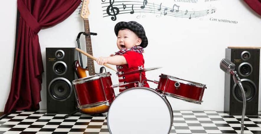 Little Drummers: does your little one like to move?! 🥁
We (<a href="/RochaSinead/">Sinead Rocha-Thomas</a> &amp; <a href="/czzpr/">Caspar Addyman 🏳️‍🌈</a>) have a musical challenge &amp; fun games for little drummers aged 2-2.5 years! 👧👦

If you'd like to participate, just follow the link (on desktops/laptops only): tinyurl.com/L1ttleDrumm3rs
&amp; please RT!