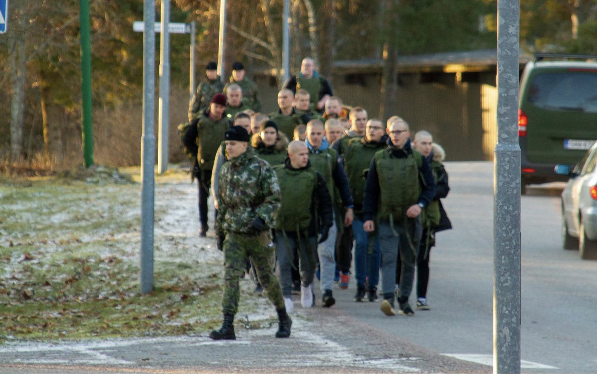 All in all abt 12 000 recruits start their service today.1 700 of the in the navy.  https://merivoimat.fi/sv/-/cirka-1700-rekryter-inleder-sin-tjanstgoring-inom-marinen-kustbrigaden-inleder-forsok-med-gemensam-inkvartering