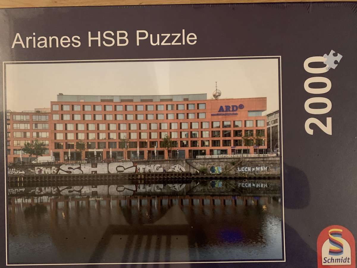 Das neue Jahr beginnt mit etwas Neuem - nach fünf Jahren <a href="/ARD_BaB/">Bericht aus Berlin</a> mache ich eine kleine Auszeit und nutze sie als Senior Fellow bei <a href="/merics_eu/">MERICS</a>. Ich freue mich schon!
Und damit ich das Hauptstadtstudio nie vergesse, haben meine Kolleg*innen mir zum Abschied ein Puzzle geschenkt.👇