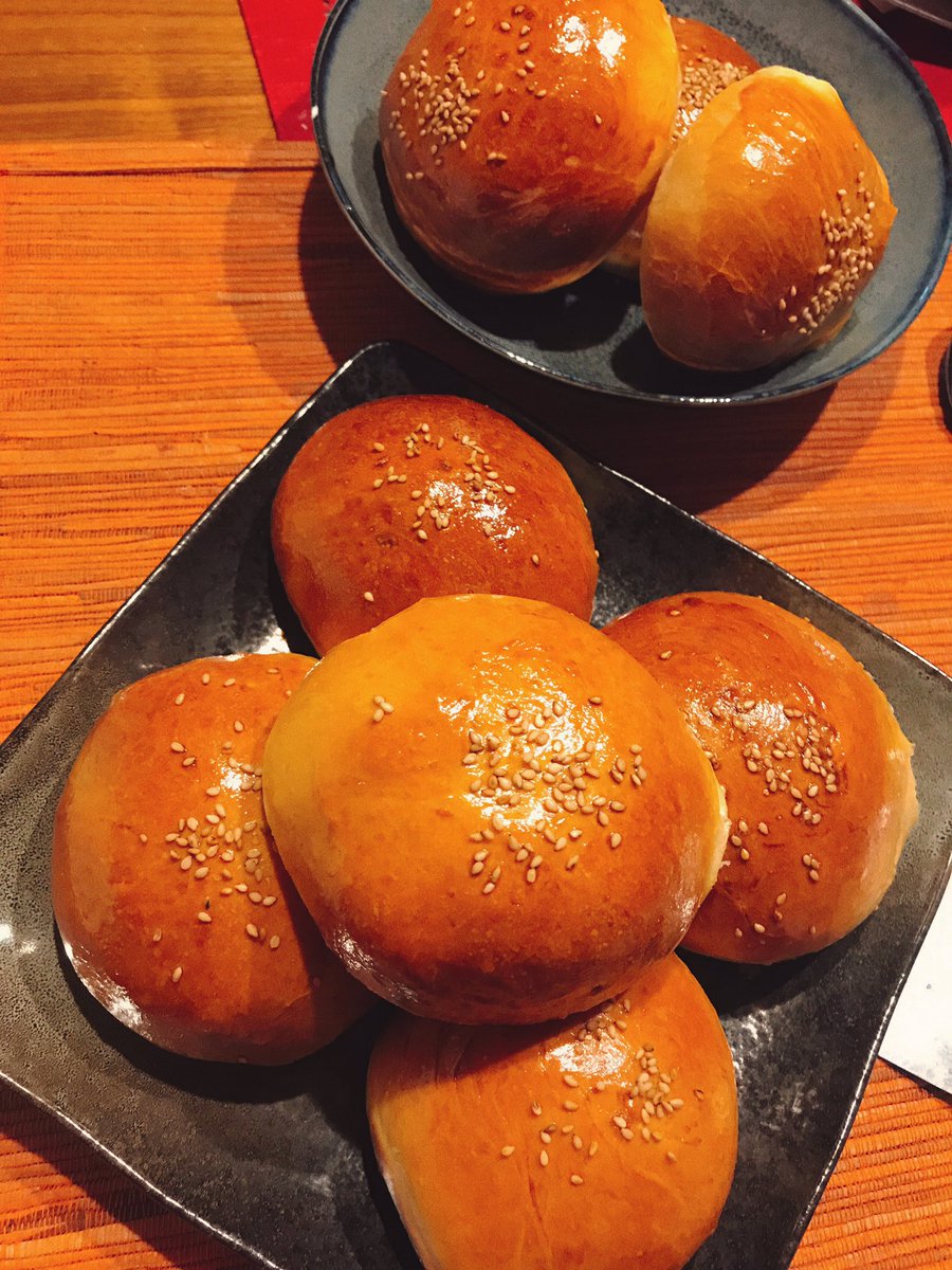 餡子チーズ餅と 栗きんとんと ピザチーズと 豚トロと芹の柚子胡椒炒めを包んだよ 駒田ハチのイラスト