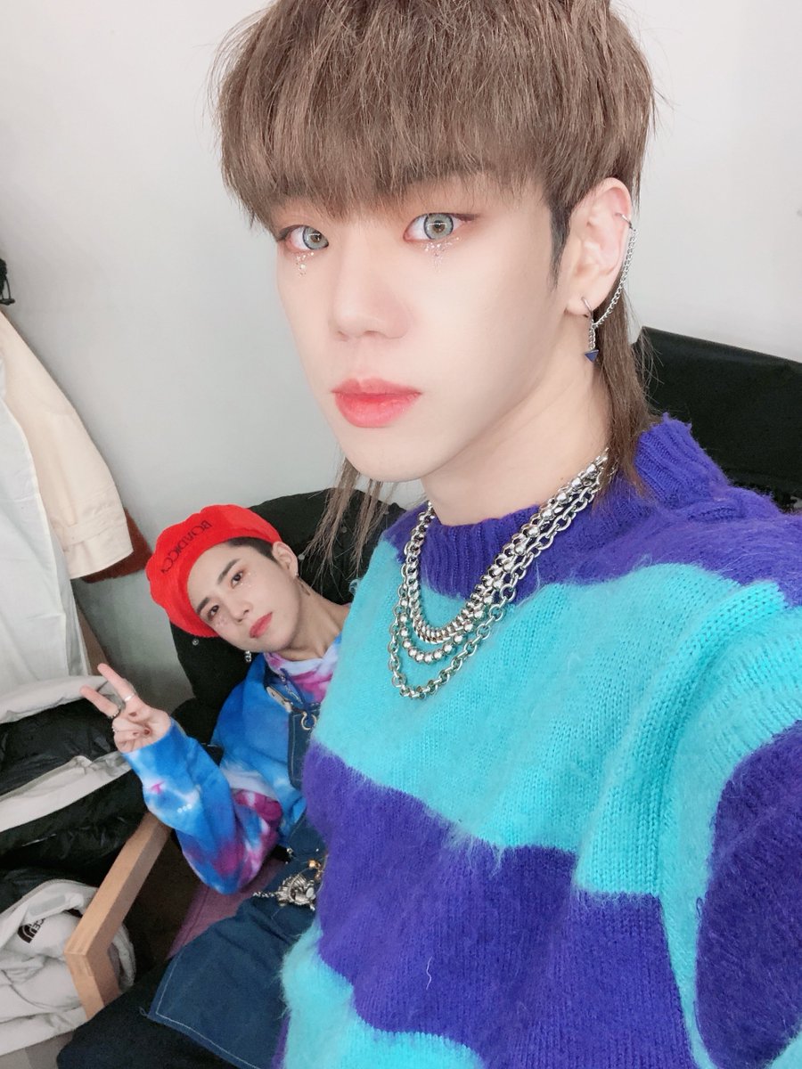 official_ACE7's tweet photo. [#ACE_DATA]

티저 사진에서는 한껏 멋있더니
셀카는 한껏 귀여운 이 사람들...😳

#ACE #에이스 #와우 #김병관 #WOW #KIMBYEONGKWAN
#ACE_Collaboration
#2021forChoice #🌟 https://t.co/Cdm3tNAC1x