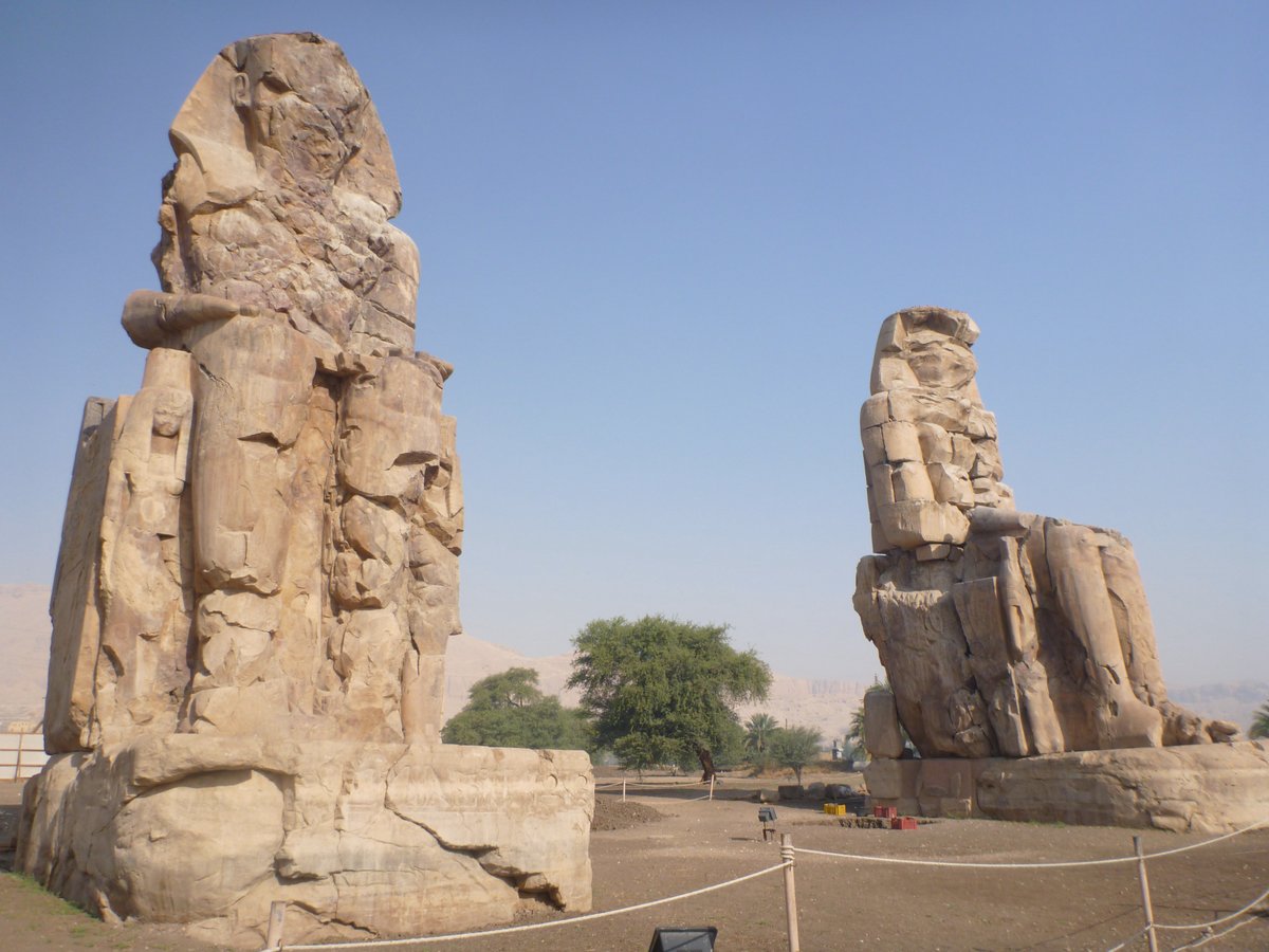 ManonYSchutz's tweet photo. "I like big statues and I cannot lie..." Pharaoh Amenhotep III definitely liked big and impressive statues. On top, we have the so-called Memnon colossi in front of his mortuary (or memorial) temple in #Luxor, #Egypt. The pictures below show one of the two baboons in #Ashmunein. https://t.co/7mHOUxAuqz