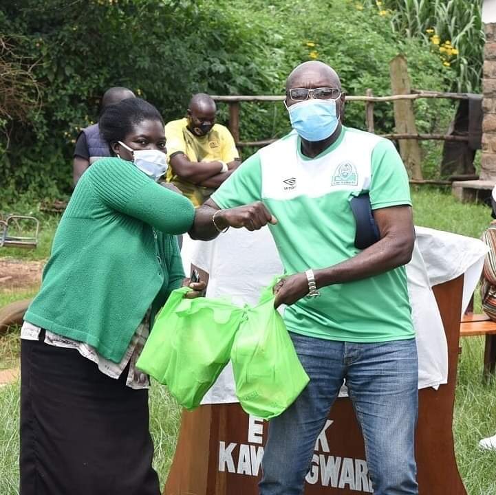 bwabkenya's tweet image. 7 months ago, @Kulundeng_ and Kenya Premier League reigning champions @FCGorMahia paid a courtesy call to FIKISHA, where they showed love by supporting several families within Kawangware with food stuffs, detergents and facemask. 

#memoriesof2020 #loveyourcity  #lovegenerously