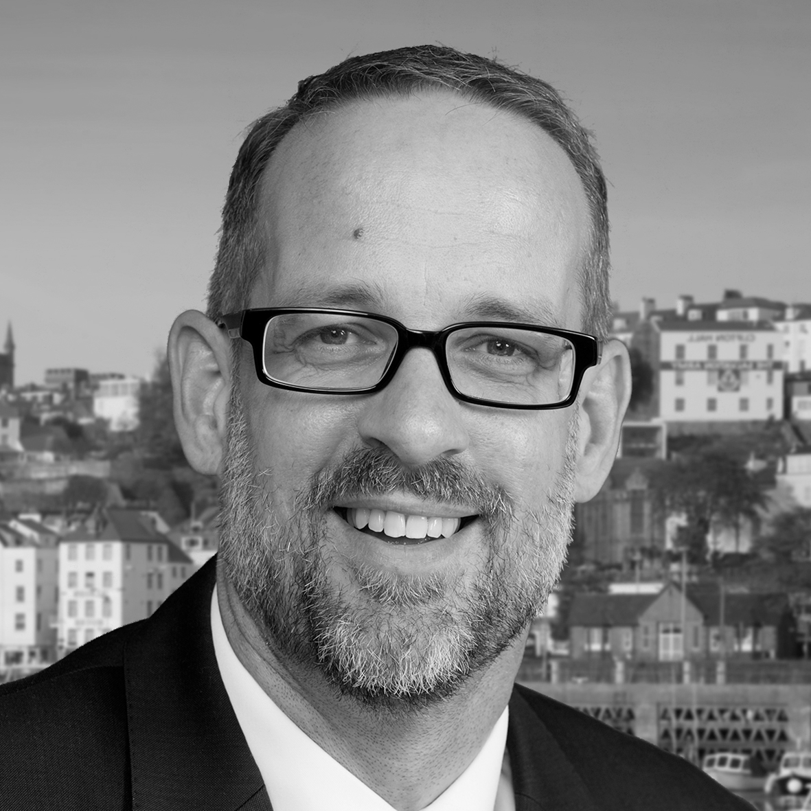 The latest edition of the <a href="/CaptivePodcast/">🎙 Global Captive Podcast 🎙</a> hears from Peter Child (pictured) from GIIA and <a href="/artexrisk/">Artex Risk Solutions</a> and also highlights the new captive established in #Guernsey by <a href="/deveregroup/">deVere Group</a>. 
Listen to it here: 
okt.to/OBpJX0