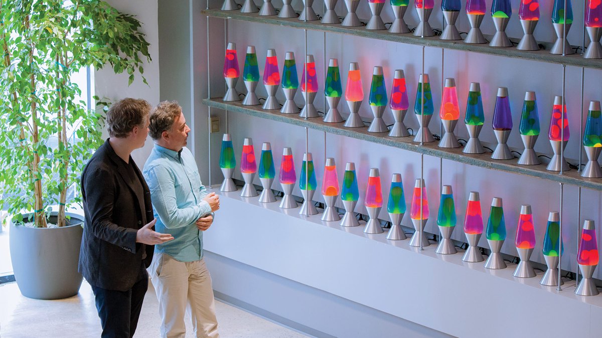 creapills's tweet photo. La société Cloudflare sécurise 10% du trafic internet mondial avec… ce mur de lampes à lave. La créativité appliquée à la sécurité informatique en un exemple étonnant 👇

Plus d'infos : https://t.co/dpQk5TLFDh https://t.co/n3Lgjxwo0S