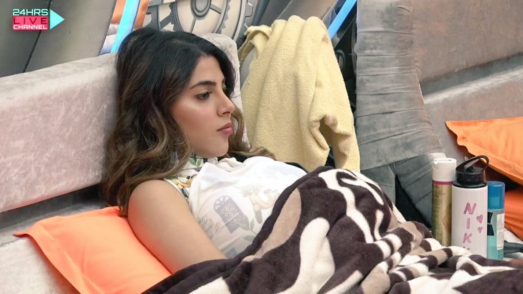 NikkiTamboli_FC's tweet photo. Caps from livefeed.

#BB14 #BiggBoss14 #NikkiTamboli https://t.co/D58O8DSZ9n