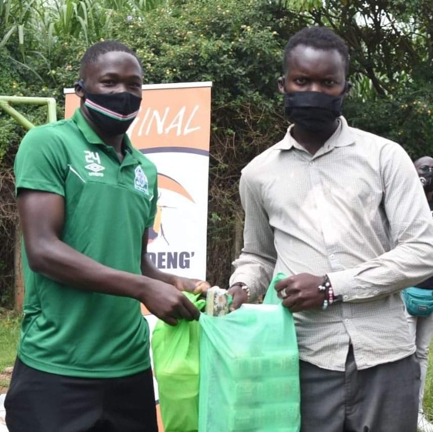 FrancisOgot's tweet image. 7 months ago, @Kulundeng_ and Kenya Premier League reigning champions @FCGorMahia paid a courtesy call to FIKISHA, where they showed love by supporting several families within Kawangware with food stuffs, detergents and facemask. 

#memoriesof2020 #loveyourcity  #lovegenerously