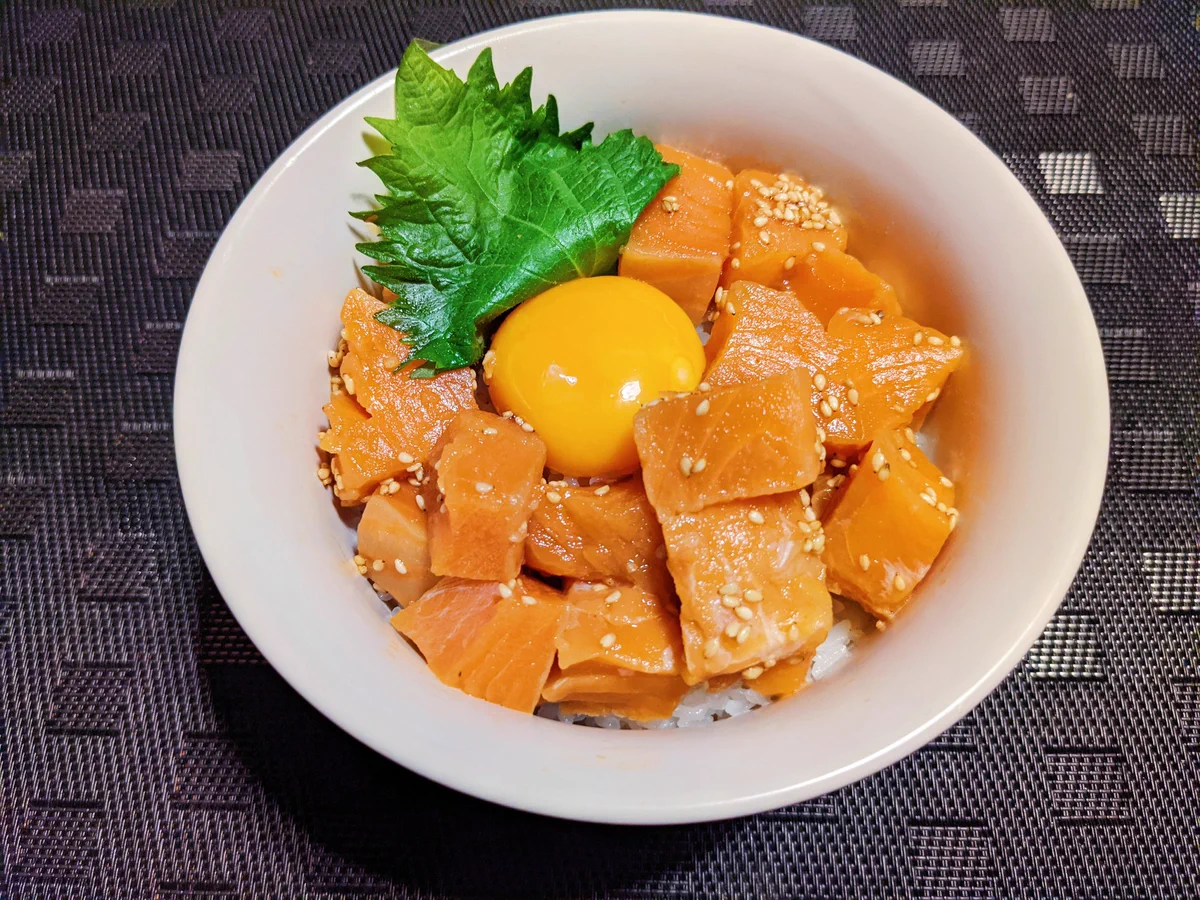 めんつゆがあれば簡単に出来る！ユッケ風サーモン漬け丼