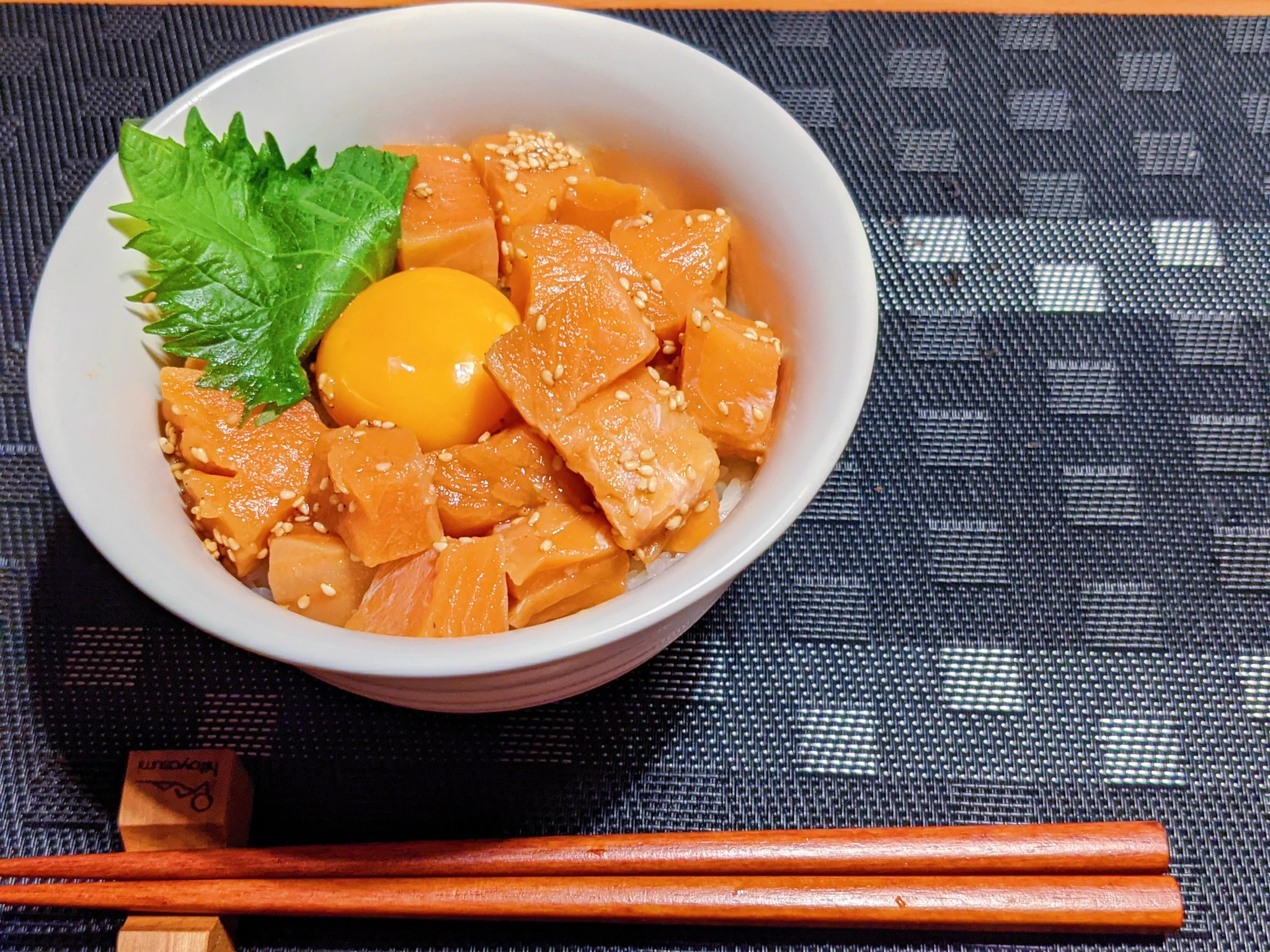 めんつゆがあれば簡単に出来る！ユッケ風サーモン漬け丼