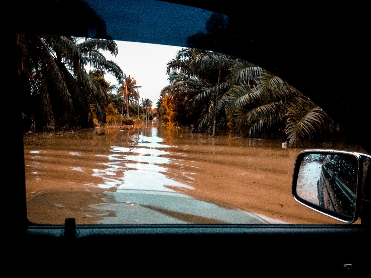 5. Banyak perabot rosak & pintu tak boleh buka.Kenapa?Perabot zaman sekarang semua dari serbuk kayu. Bila terendam air, kitchen cabinet, almari baju, meja makan, perabot Ikea dll akan kembang & rosak.Pintu kayu merantipun kembang. Kena ketam semula.SEMUA kena beli lain.