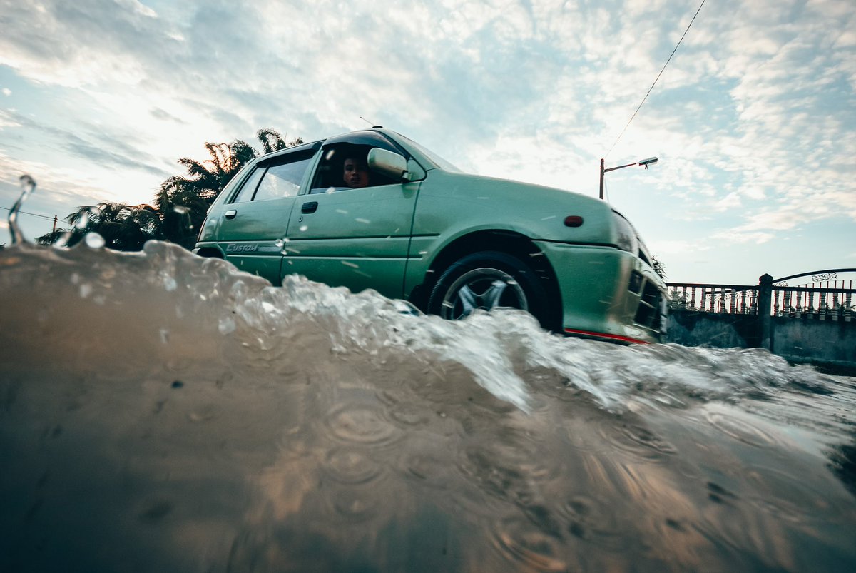 6. Selamat tinggal karpet dan tikar getah. Kawasan yang selalu banjir akan pasang tiles satu rumah. Senang nak kemas.7. Binatang dalam tanah semua keluar. Cacing banyak keluar di lantai tanah (tak timbul). Panjangnya dekat 1 meter. Takut kalau nampak.