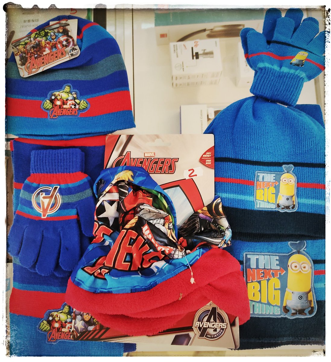 MobyDiskRecords's tweet photo. Quina fred!!! Pels peques pack d'oferta de guants, capell i bufanda a 5€, i tapaboques a 2€.
Recordeu que estem fins demà amb botiga pop-up a l'espai 22 de la Llibreria 22. https://t.co/3VZXafM7ga
