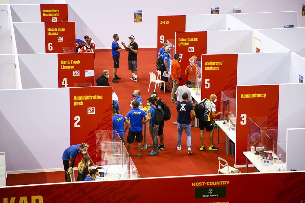 👏🏼 Orgullosos de nuestro colectivo de voluntarios y oficiales❗️

7⃣ españoles🙋🏼‍♀️🙋🏼‍♂️están trabajando como oficiales en los distintos estamentos de esta edición del <a href="/dakar/">DAKAR RALLY</a> en Arabia Saudí, demostrando la gran labor que se lleva a cabo en España. 🏎️🚛

#GraciasOficial 🌍