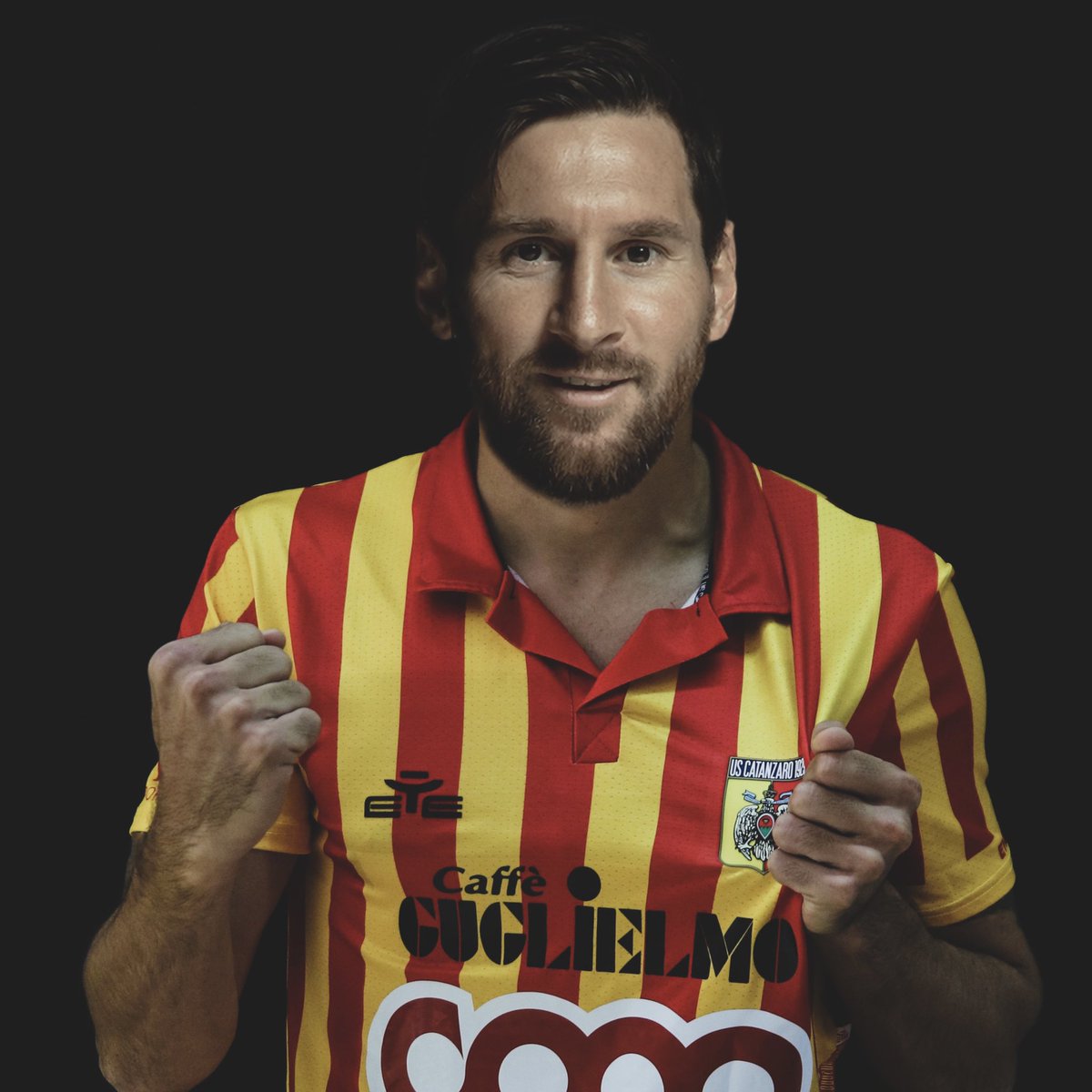 Che ne dite? Come sta con la nostra maglia?🤓

#NoiSiamoilCatanzaro #AvantiAquile🟡🔴