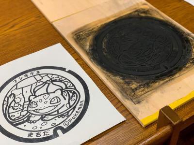 Confira imagens de uma exposição de tampas de bueiros Pokémon