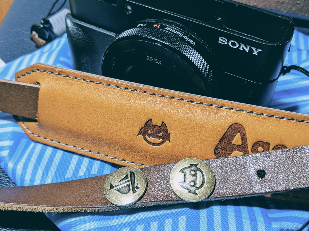 西 のんびり中 A Twitter つじ写真館 さん Carcru さんコラボピンバッジをカメラストラップに取り付け ダイヤ誕の1月に沼津へ行くのは初めてなので ダイヤのイラストボードも初でした Tpsカメラストラップ