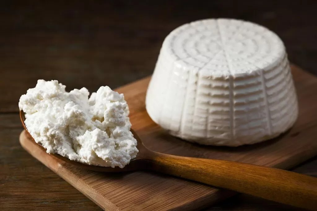 ASBennumi's tweet photo. L’AS Bennumi dopo la schiacciante vittoria contro @ChiavoFc ha deciso di regalare al presidente avversario tre kg di pregiata ricotta leggermente stagionata prodotta da @QuaradoS e stagionata nelle nostre cantine.
Buon pranzo @ChiavoFc https://t.co/RCbJXm5rDL