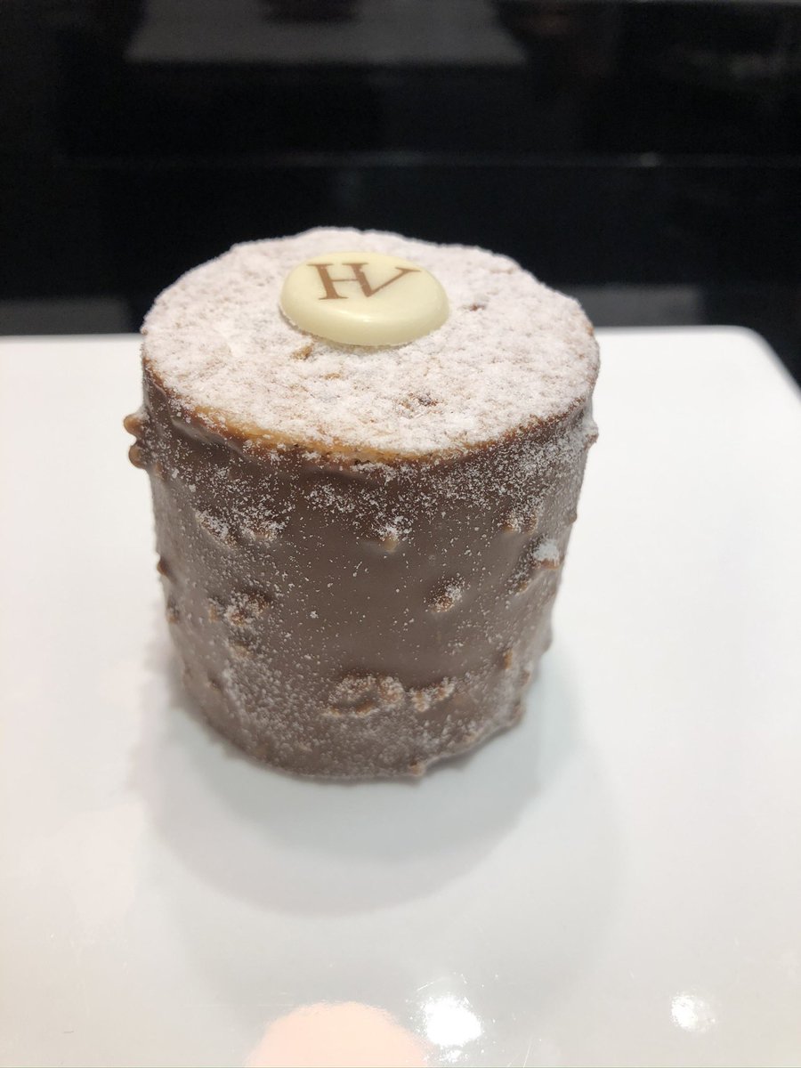 khori0422's tweet photo. Chicago? No, Tokyo
Bank of America and Merrill Lynch easily makes you think that you are in Chicago, where I take it as my second home town. Hugo & Victor cake is for just an additional. #tokyo #chicago #hugovictor https://t.co/GBFSaSwnog