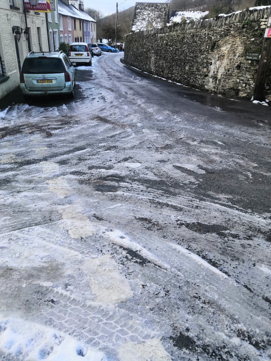 Johnstoooon's tweet photo. @CarysHaf95 @CarmsCouncil Just to add to Carys' tweet, people are unable to get to work this morning. Vehicles are getting stuck on the roads. Grit bins need to be filled so we can at least try and help ourselves. https://t.co/8u7FxlEw5s