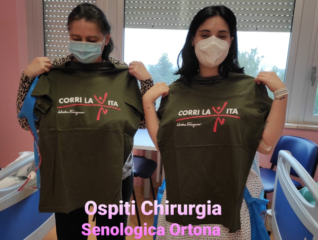 Corrilavita's tweet photo. Nelle foto i volti di #medici, #infermieri e pazienti della Chirurgia Senologica del #BreastCenter di #Ortona (parte dei 14 Centri di #Senologia di Qualità coordinati dal progetto #Senonetwork) ai quali abbiamo donato per #Natale la maglietta 2020 di #CORRILAVITA. #Eusoma https://t.co/tMAOWe7HxA