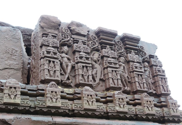 All attempts were subdued until one night in the monsoon of 1991, the heavy rain washed away the wall that was concealing the frontage of the so-called Bijamandal Mosque. The broken & capsized walls completely exposed several majestic Hindu idols hidden behind the wall.6/n