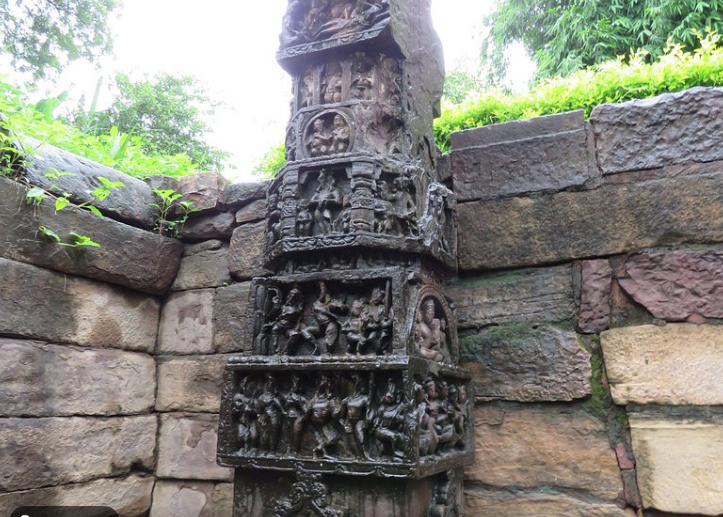 All attempts were subdued until one night in the monsoon of 1991, the heavy rain washed away the wall that was concealing the frontage of the so-called Bijamandal Mosque. The broken & capsized walls completely exposed several majestic Hindu idols hidden behind the wall.6/n