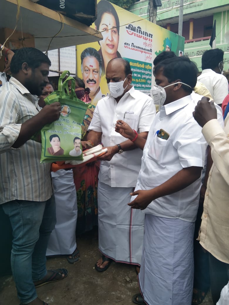 Pavithr14554326's tweet photo. Former DMK Minister T.M.Anbarasan handed over Pongal bags in Alandur as per the order of our Hon'ble Chief Minister...

#ChennaiPuranagarAIADMKITWING
@CMOTamilNadu
@EPSTamilNadu @KPKandanofl @aspireswami @VaigaiPravin @itsJohnVI https://t.co/nrfyjxYJlR