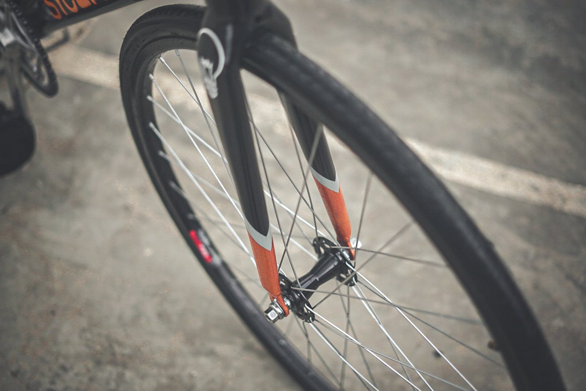 Siap berniaga wheelset.
- Araya tx 733 36H
- hub bearing viva shield 36H
- spoke stainless 282 black
#fnfjb #urbantrackcycling