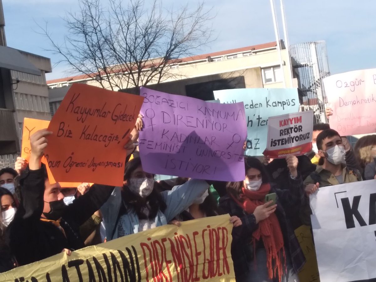 feministkolektf's tweet photo. Boğaziçi kayyuma direniyor,kadınlar feminist üniversite istiyor!
Üniversitelerimizde kadın düşmanlığına,gericiliğe,faşizme geçit vermeyeceğiz!
#KabulEtmiyoruzVazgecmiyoruz 
#KayyumRektorİstemiyoruz https://t.co/Qfk9ZzpHzE